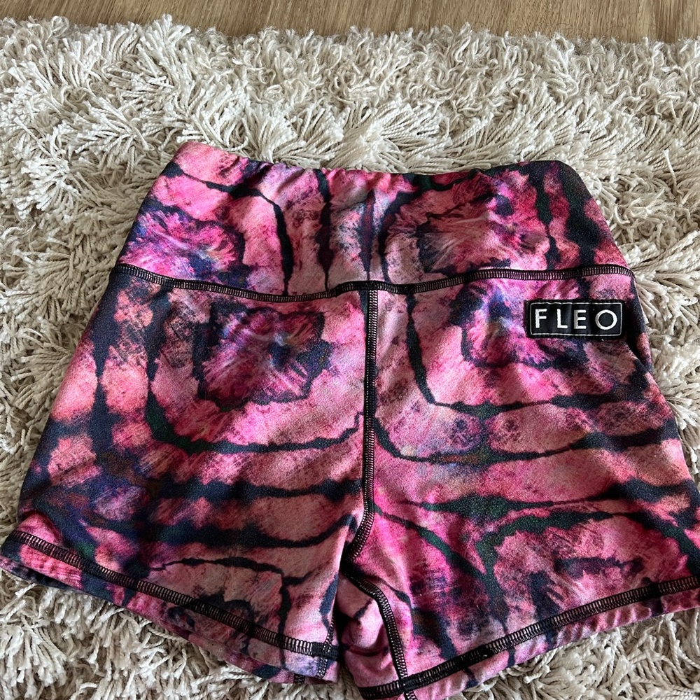Fleo size small double lined 3.25 shorts